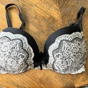 Victoria’s secret black and cream lace bra size 32, DD